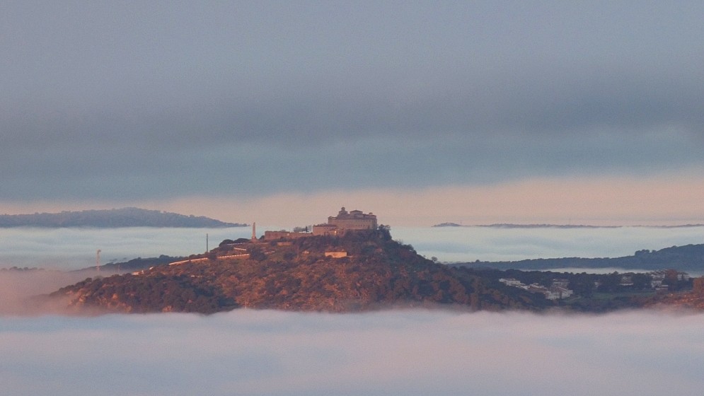 Virgen de la Cabeza dans une mer de nuages - Espagne